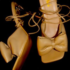 Cute bow heels!